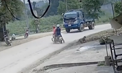 Clip TNGT: Đâm phải chó thả rông, người phụ nữ đi xe máy hút chết trước mũi xe tải